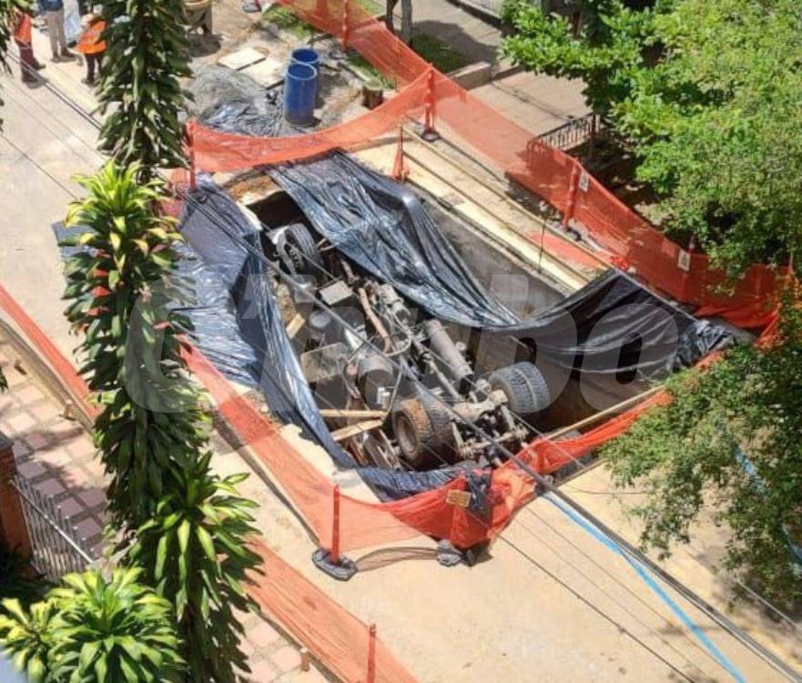 EN FOTOS: ¡Qué gallo con una volqueta que se fue a un hueco!