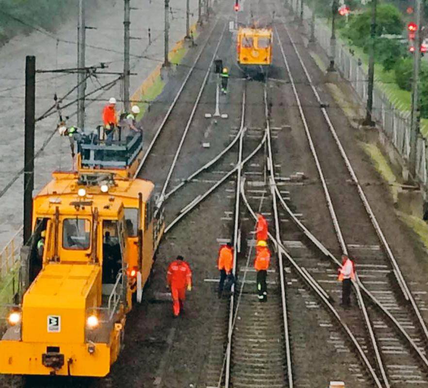 61. Otro daño en el metro: tres daños paralizaron la operación en la línea A del metro, eso hizo que colapsara la movilidad en el Valle de Aburrá. / FOTO: JULIO CÉSAR HERRERA.