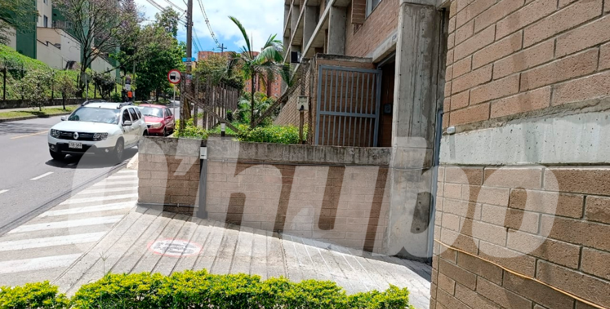 En la entrada del parqueadero fue donde cayó la menor. /FOTO: SUSANA COGUA