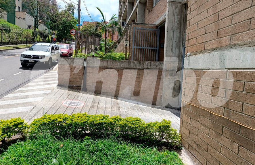 En la entrada del parqueadero fue donde cayó la menor. /FOTO: SUSANA COGUA