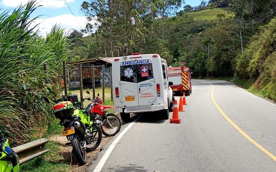 Los bomberos de Bello hicieron presencia en el sitio. FOTO: CORTESÍA