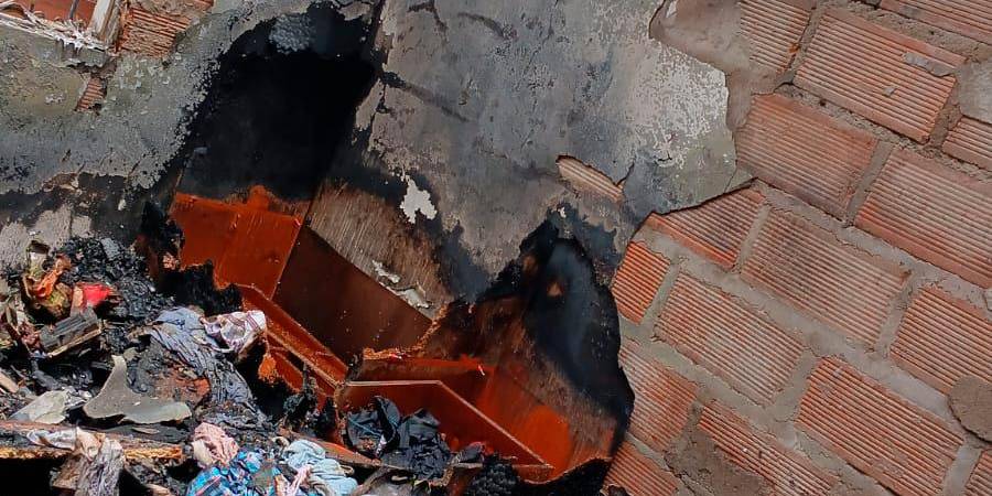 EN FOTOS: ¡Ayudemos! Familia en la comuna 13 lo perdió todo en un incendio: lucha por reconstruir su hogar