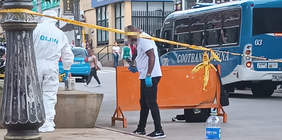 Agentes de la Sijín de la Policía se encargaron de las labores judiciales. FOTO: CORTESÍA