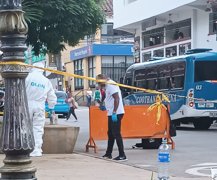 Agentes de la Sijín de la Policía se encargaron de las labores judiciales. FOTO: CORTESÍA
