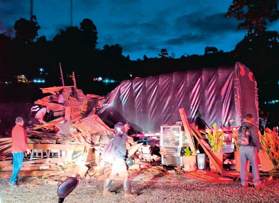 Este es el momento en el que los organismos de socorro realizaban el rescate de las víctimas en medio de las latas y los escombros del restaurante. <b><span class=mln_small-caps_mln>/FOTO: REDES SOCIALES</span></b>