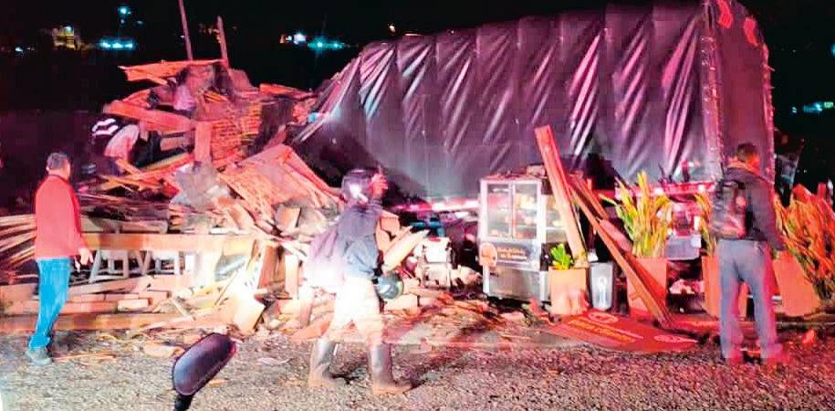 Este es el momento en el que los organismos de socorro realizaban el rescate de las víctimas en medio de las latas y los escombros del restaurante. /FOTO: REDES SOCIALES