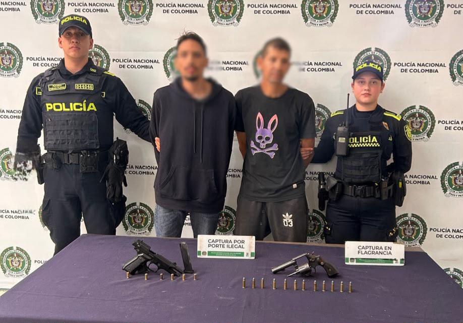 Los capturados con las armas y la munición que les incautaron. FOTO: ALCALDÍA DE BELLO
