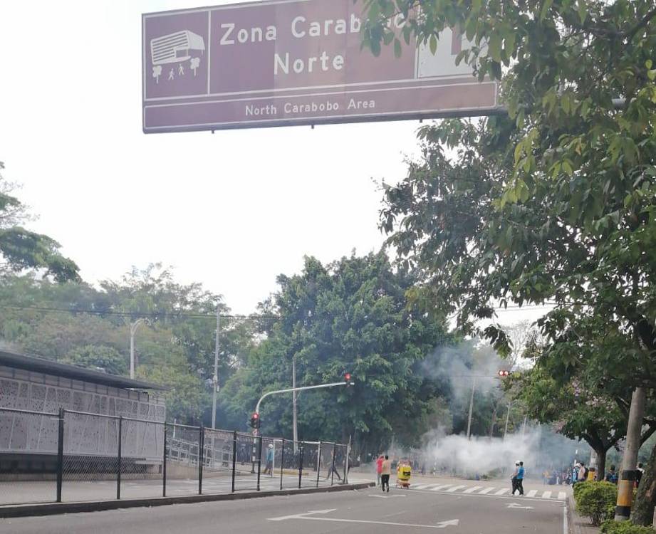 Disturbios en las afueras de la UdeA. FOTO: CORTESÍA