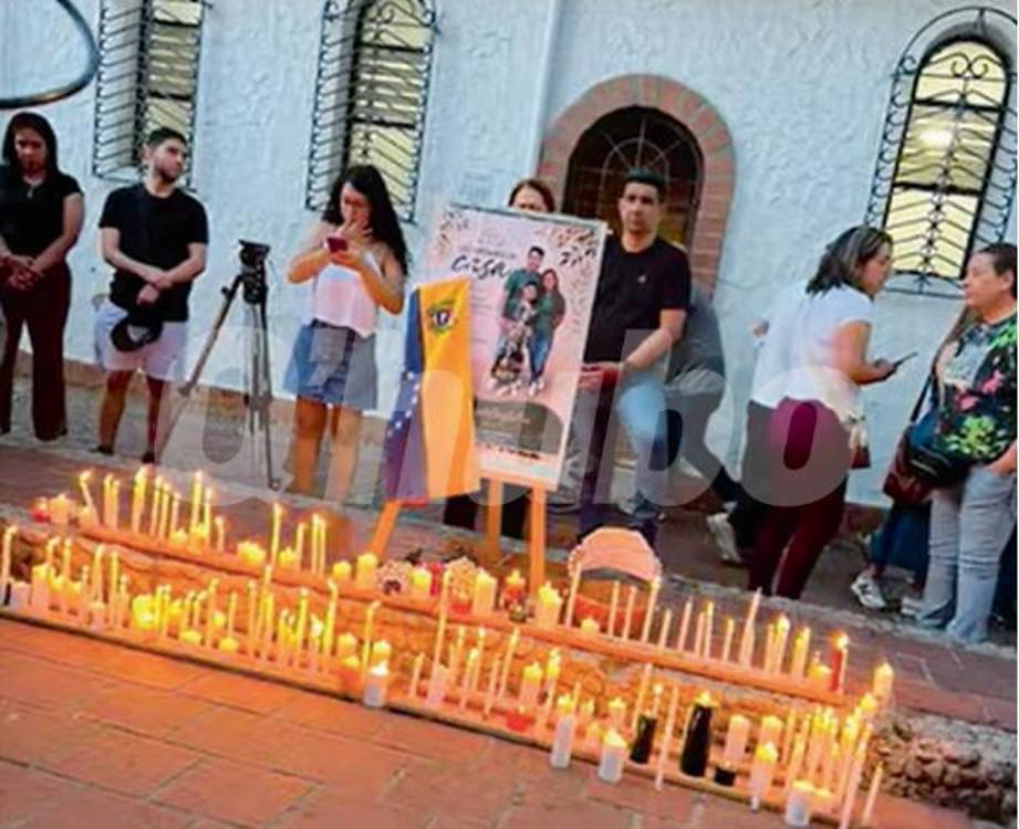 Amigos y vecinos de la familia Ruiz Sivira se reunieron en una velatón en Sabaneta el pasado lunes, 29 de junio, para pedir por su rescate con vida. FOTO: CORTESÍA
