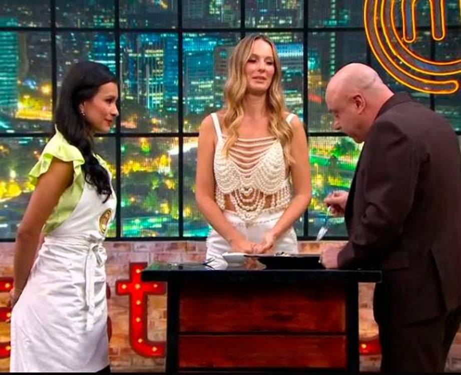 El momento en el que Jorge Rausch probó el arroz que preparó Paola Rey. /FOTO: CAPTURA DE VIDEO RCN TELEVISIÓN