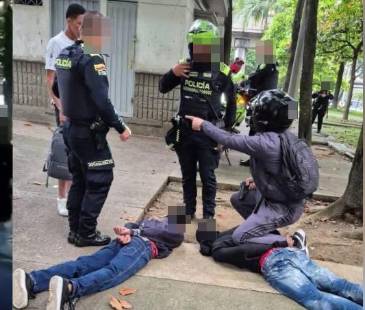 Momento de la captura de los presuntos delincuentes. FOTO: POLICÍA 