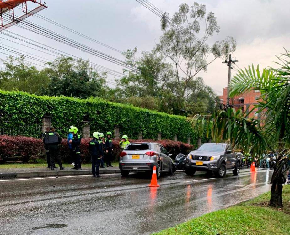 Así quedó la camioneta en la que asesinaron a dos hermanos en la vía a Las Palmas. /FOTO: CORTESÍA