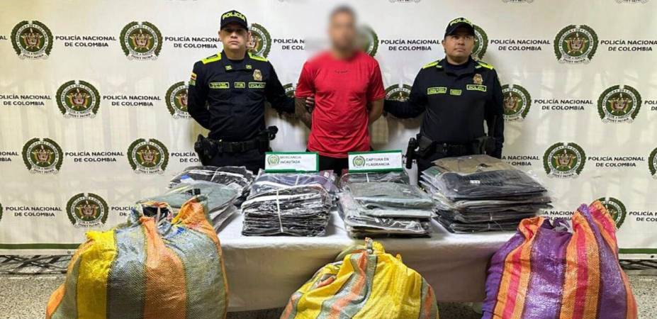 Capturado por el delito de usurpación de derechos de propiedad industrial en el centro de Medellín. /FOTO: POLICÍA METROPOLITANA DEL VALLE DE ABURRÁ