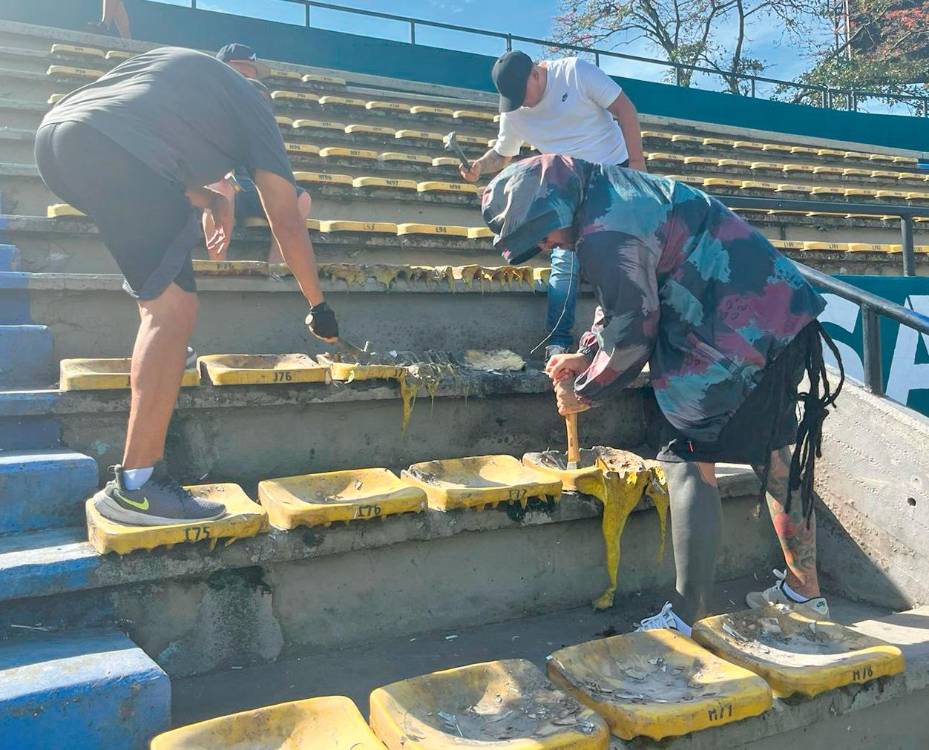 Los aficionados que decidieron enmendar el daño que hicieron otros, que ya se presentaron a las autoridades, trabajaron durante más de mediodía en la tribuna Sur. / FOTO: CORTESÍA.