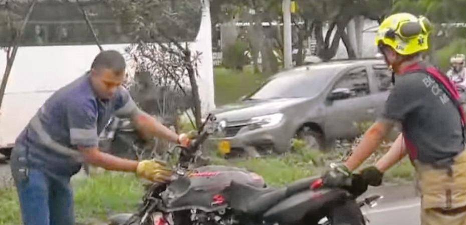 Este es el instante en el que los bomberos extraen la motocicleta del río y la trasladan a los patios. /FOTOS: CORTESÍA VIDEO - TELEANTIOQUIA NOTICIAS