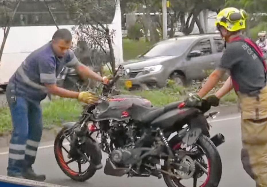 Este es el instante en el que los bomberos extraen la motocicleta del río y la trasladan a los patios. /FOTOS: CORTESÍA VIDEO - TELEANTIOQUIA NOTICIAS
