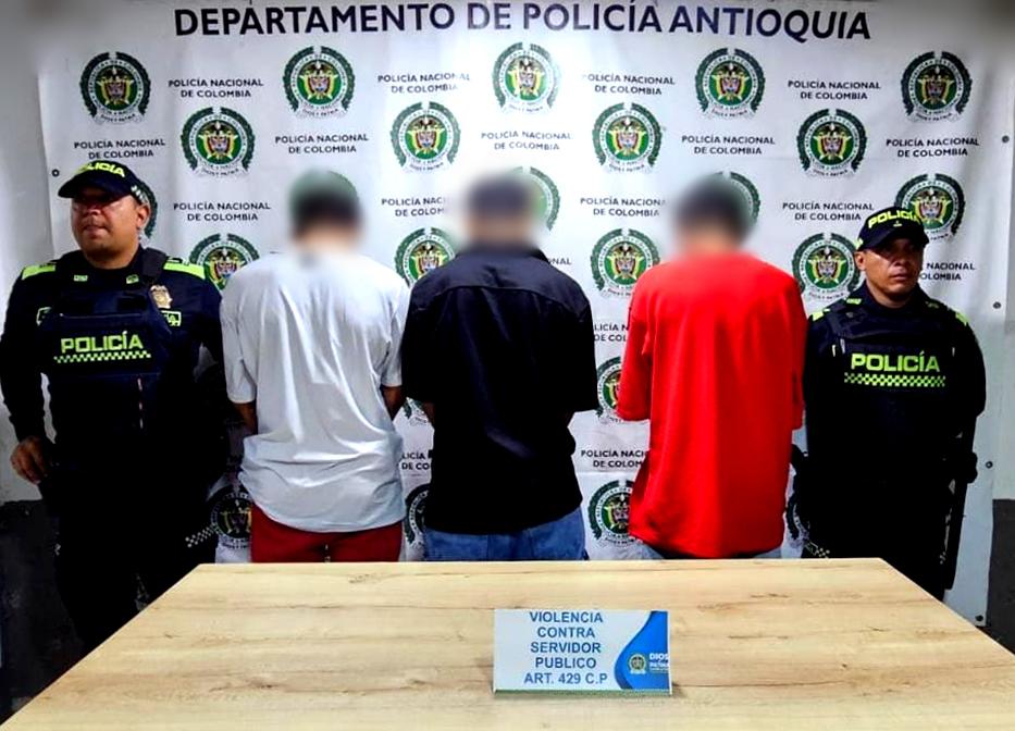 Tres capturados por agredir a policías en Amagá. FOTO: POLICÍA ANTIOQUIA