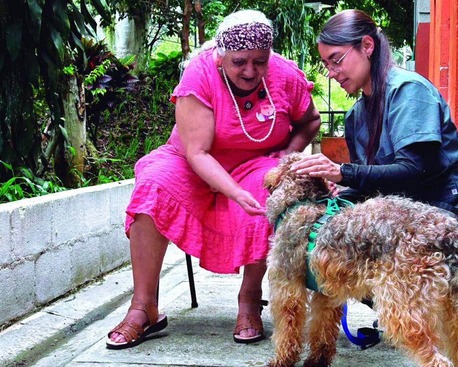 Ella es Ligia Londoño y, aunque no puede ver a los perritos, su sensibilidad y afecto le permiten percibirlos y sentir en ellos una forma de terapia emocional. FOTO: FAISURY SÁNCHEZ