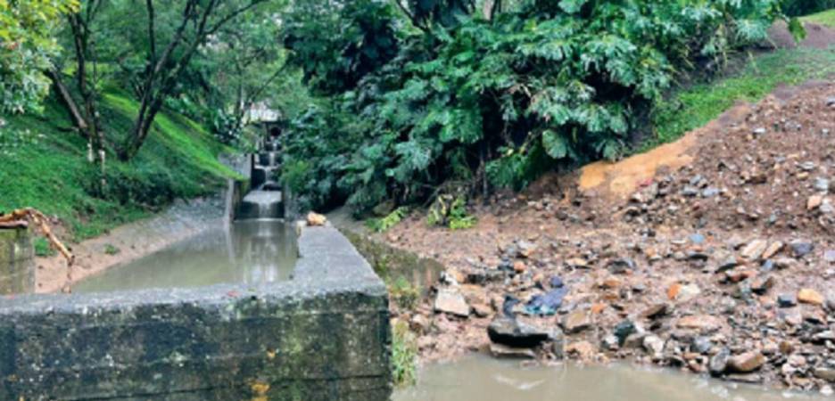 La quebrada quedó represada y, al estar tapado el box culvert con basura, piedras y madera, el agua buscó salida por un costado y por eso se inunda el soterrado. /FOTO: SINDY VALLE