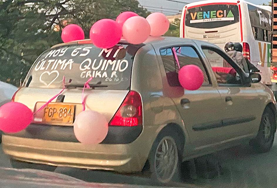 Entre los demás vehículos, resaltaba, el pasado 6 de octubre, este Clio con un mensaje de esperanza a cuestas. /FOTOS: CORTESÍA.