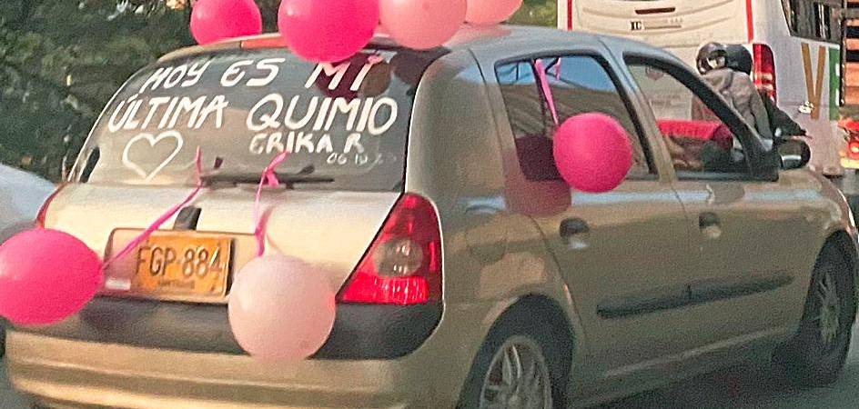 Entre los demás vehículos, resaltaba, el pasado 6 de octubre, este Clio con un mensaje de esperanza a cuestas. /FOTOS: CORTESÍA.