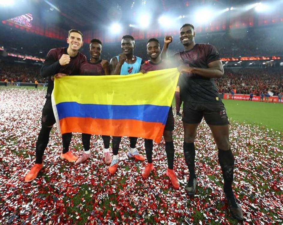En la fotografía Felipe Aguirre (izq.), <b>Kevin Velasco, </b><b>Kevin Viveros (medio), </b><b>Steven Mendoza y Carlos Terán (der.) celebrando con la bandera de Colombia</b>. FOTO: INSTAGRAM @felipeaguirre19