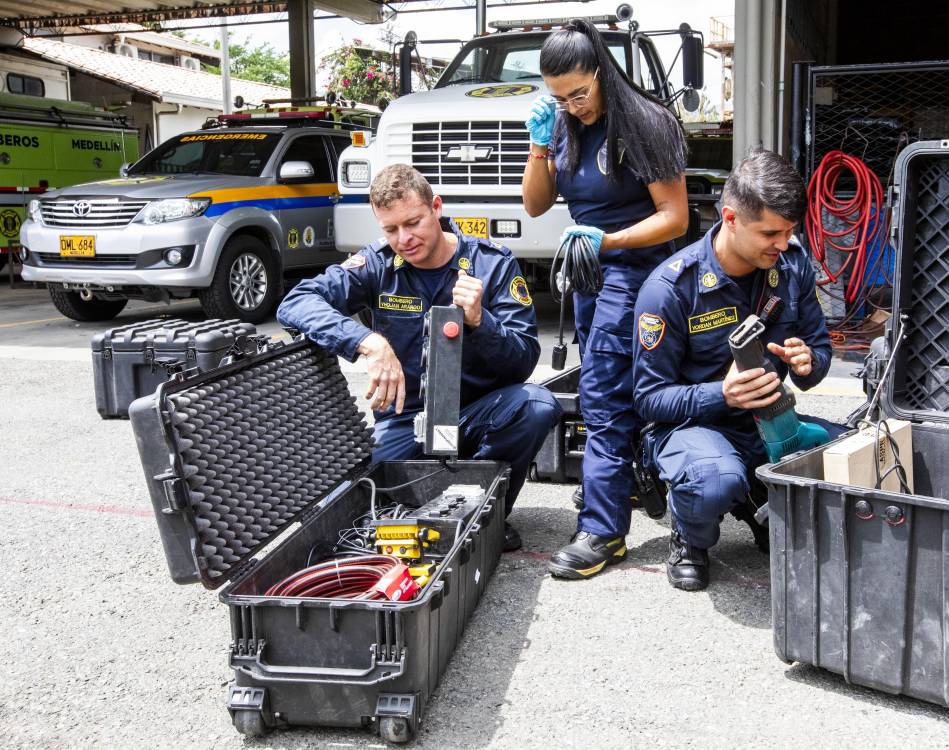 Después de atender una emergencia, los bomberos se organizan para limpiar y revisar sus equipos y materiales utilizados, dejándolos listos y preparados para atender cualquiera otra situación. FOTO: JULIO CÉSAR HERRERA