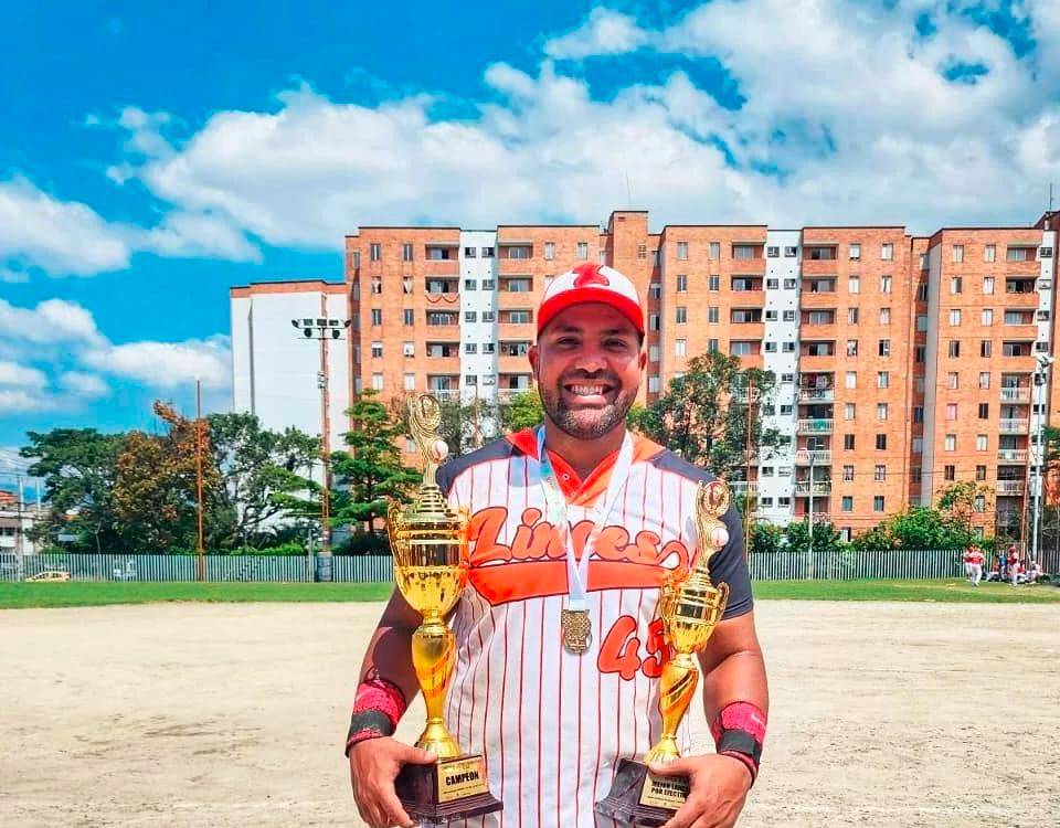 $!Cabello juega sóftbol con el equipo Linces y en el pasado torneo fueron campeones. / FOTO: CORTESÍA JORGE CABELLO