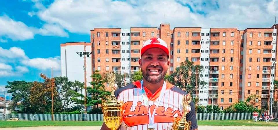 Cabello juega sóftbol con el equipo Linces y en el pasado torneo fueron campeones. / FOTO: CORTESÍA JORGE CABELLO