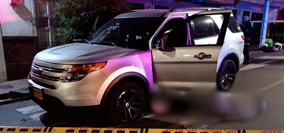 Al lado del carro quedó sin vida inmediatamente. /FOTO: CORTESÍA