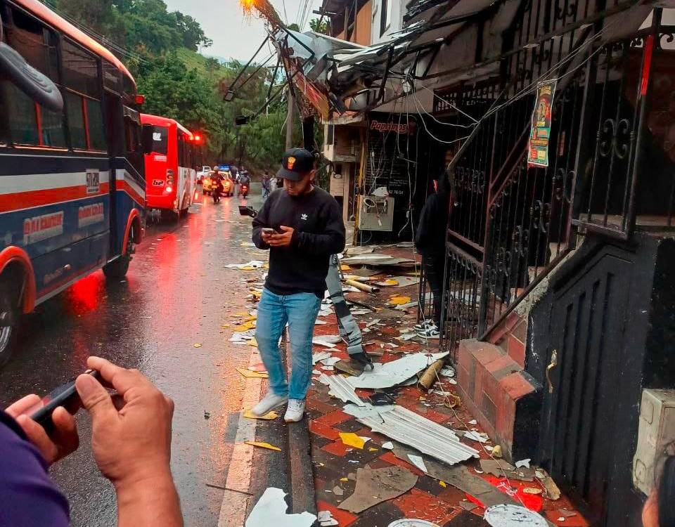 ¿Cómo lo hizo? Bus chocó cinco carros y dos locales comerciales en la Loma de Robledo
