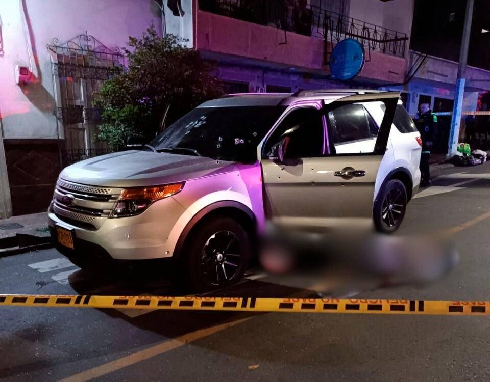 Al lado del carro quedó sin vida inmediatamente. /FOTO: CORTESÍA