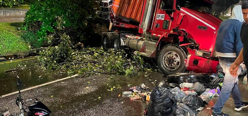 La tractomula quedó atravesada sobre la vía. /FOTO: CORTESÍA DENUNCIAS ATIOQUIA. 