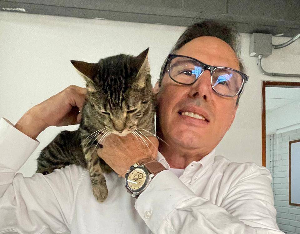 Raúl posa con la mascota de la compañía, la que es su consentida. FOTO: JAIDER ESCOBAR
