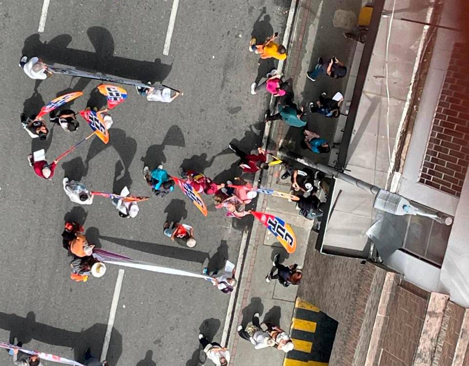 Los profesores partieron de su sede gremial, ubicada en la calle Argentina. <b><span class=mln_small-caps_mln>/ FOTOS: SINDY VALLE</span></b>