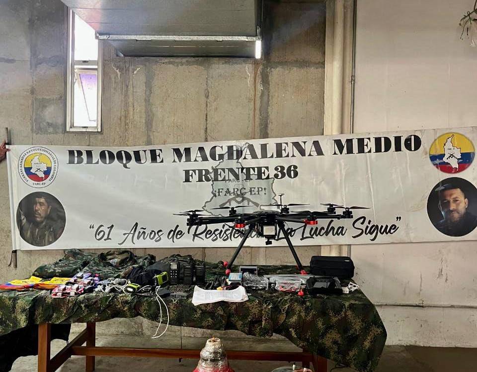 El dron y otros equipos encontrados por la Fuerza Pública en San Andrés de Cuerquia, Norte antioqueño. <b><span class=mln_small-caps_mln>/FOTO: S+EPTIMA DIVISIÓN DEL EJÉRCITO</span></b>