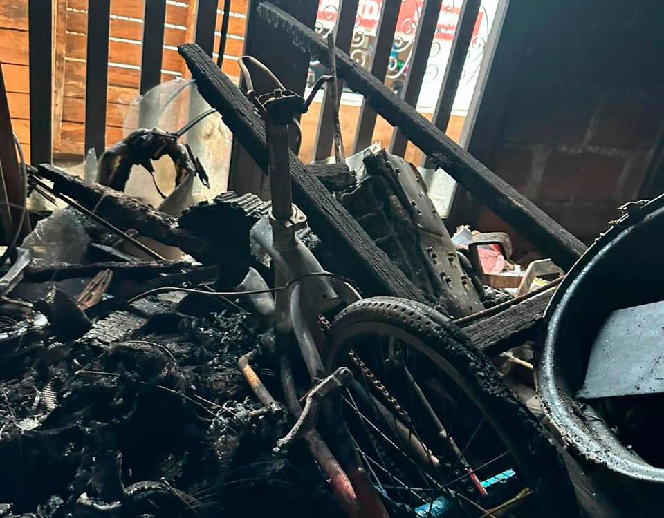 EN VIDEO: Equipo de ciclismo que lo perdió todo en un incendio pide ayuda: sufrieron saqueos