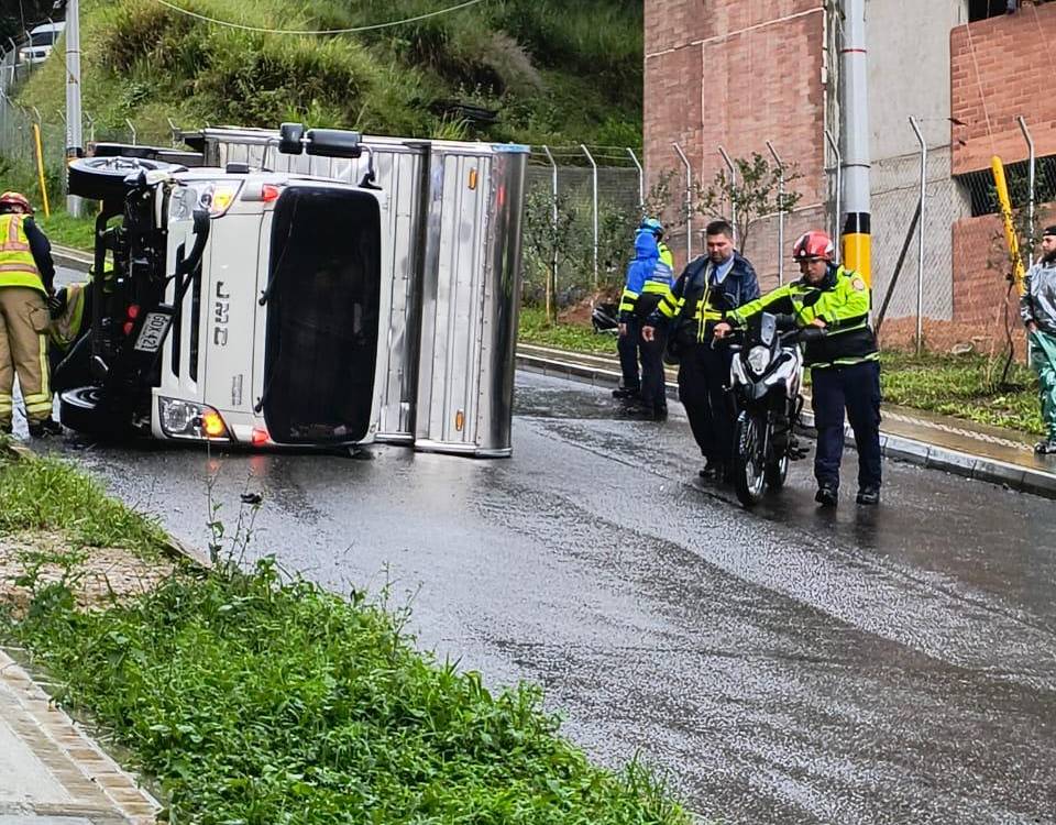 Un camión terminó volcado mientras descendía por la loma. FOTO: CORTESÍA NATALIA NÚÑEZ