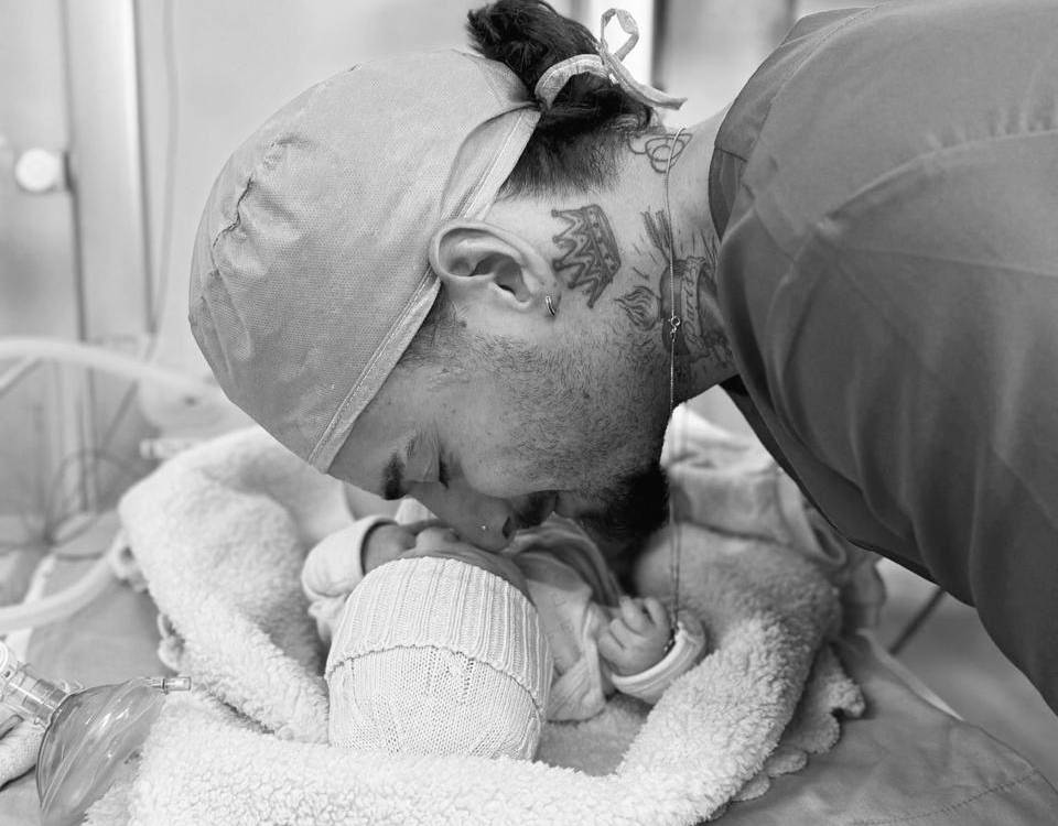 Esta fue la foto que se filtro de Maluma con su hija París. /FOTO: REDES SOCIALES