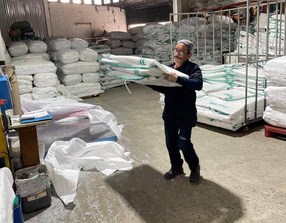 Don Humberto labora 15 días en el turno de la mañana e igual número de días en el de la tarde. FOTO: JAIDER ESCOBAR