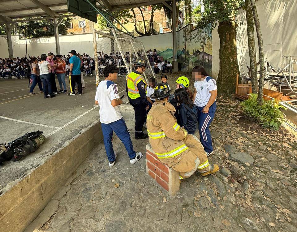 La comunidad educativa fue evacuada a la cancha por prevención. <b><span class=mln_small-caps_mln>/ FOTO: CORTESÍA BOMBEROS DE ITAGÜÍ</span></b>