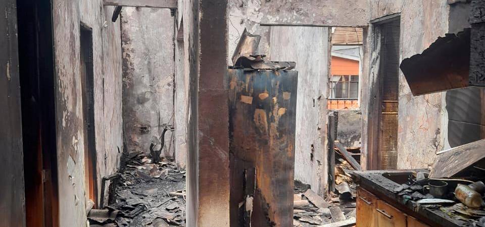 EN FOTOS: ¡Ayudemos! Familia en la comuna 13 lo perdió todo en un incendio: lucha por reconstruir su hogar