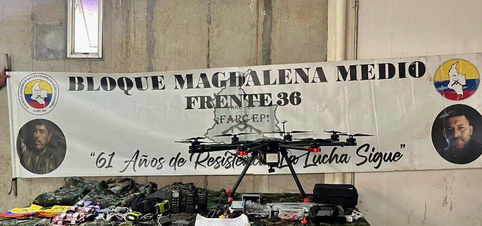 El dron y otros equipos encontrados por la Fuerza Pública en San Andrés de Cuerquia, Norte antioqueño. /FOTO: S+EPTIMA DIVISIÓN DEL EJÉRCITO