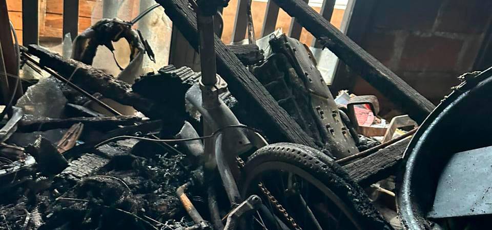 EN VIDEO: Equipo de ciclismo que lo perdió todo en un incendio pide ayuda: sufrieron saqueos 