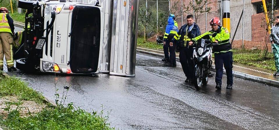 Un camión terminó volcado mientras descendía por la loma. FOTO: CORTESÍA NATALIA NÚÑEZ