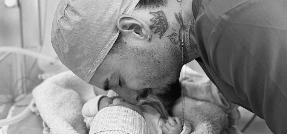 Esta fue la foto que se filtro de Maluma con su hija París. /FOTO: REDES SOCIALES