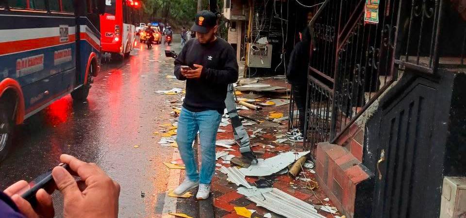 ¿Cómo lo hizo? Bus chocó cinco carros y dos locales comerciales en la Loma de Robledo