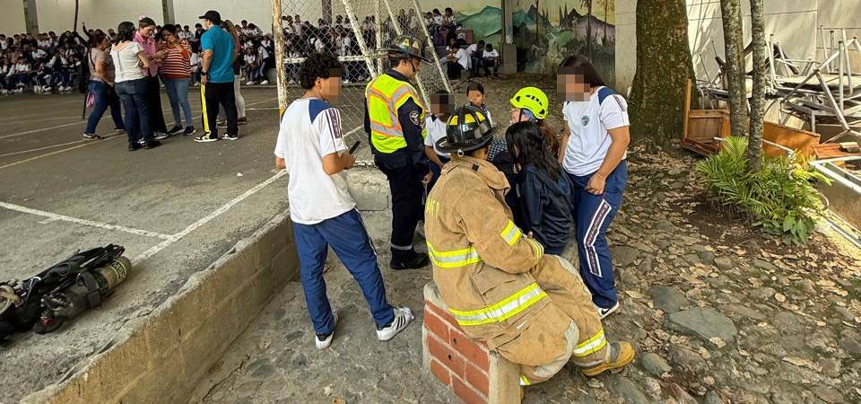 La comunidad educativa fue evacuada a la cancha por prevención. / FOTO: CORTESÍA BOMBEROS DE ITAGÜÍ