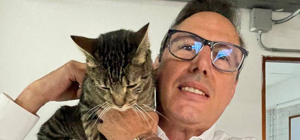 Raúl posa con la mascota de la compañía, la que es su consentida. FOTO: JAIDER ESCOBAR