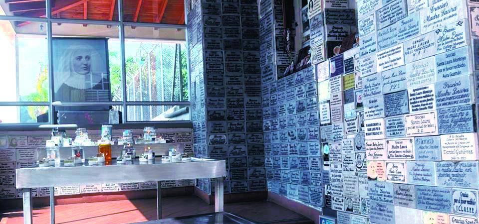 Hay un espacio de exvotos, donde las personas dejan una placa de agradecimiento a la Santa por cumplir su petición. FOTOS: FAISURY SÁNCHEZ